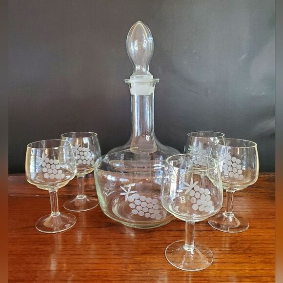 Mid Century Glass Decanter and 5 Cordial Glass Set Etched Grape Design - Picture 1 of 8